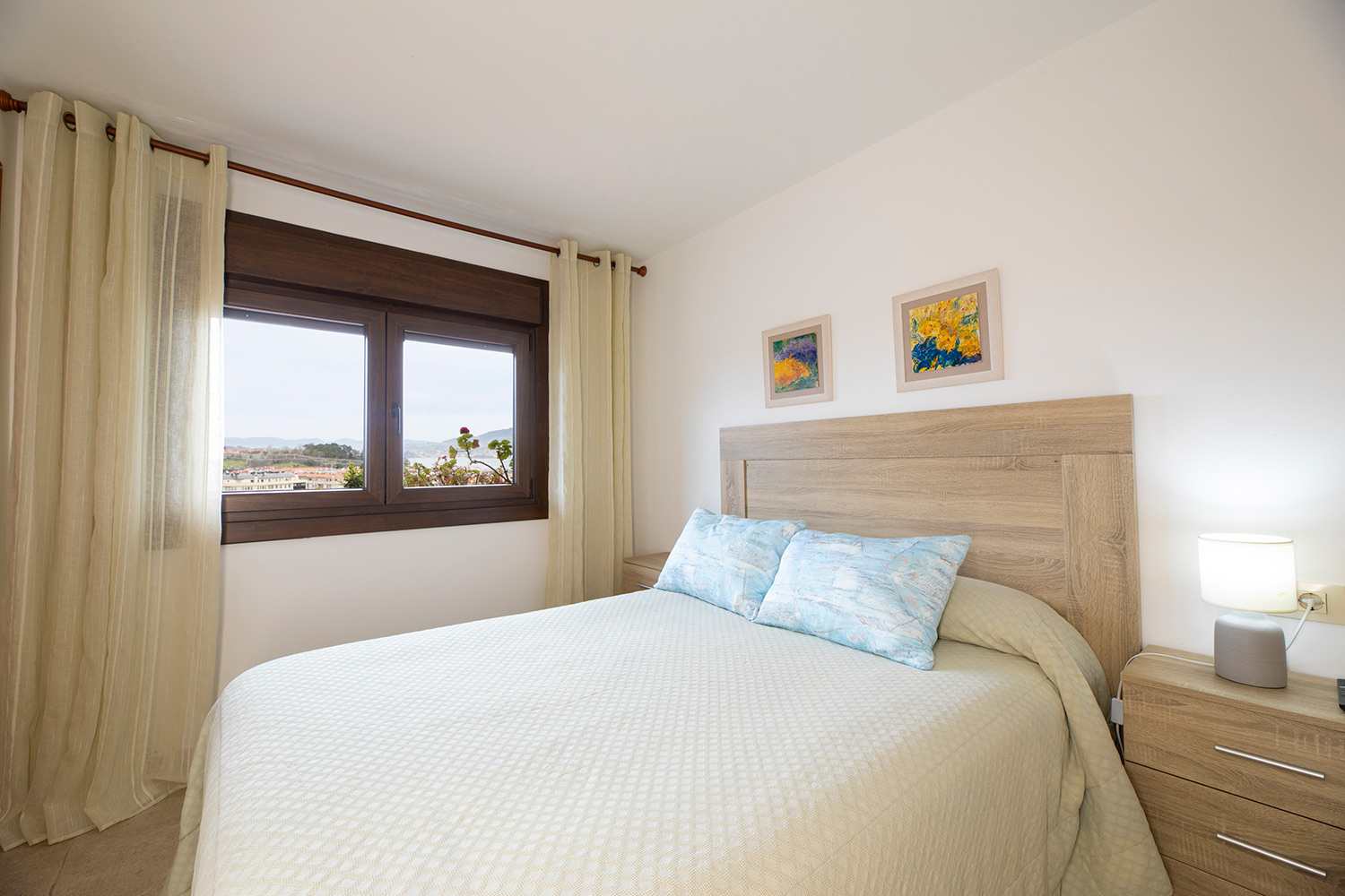 cama-en-habitacion-con-vistas-a-Baiona