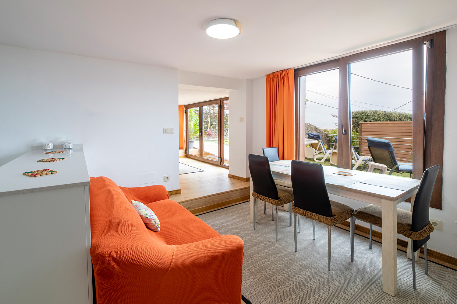 estancia-comedor-vivienda-alquiler-fin-de-semana-baiona-con-piscina