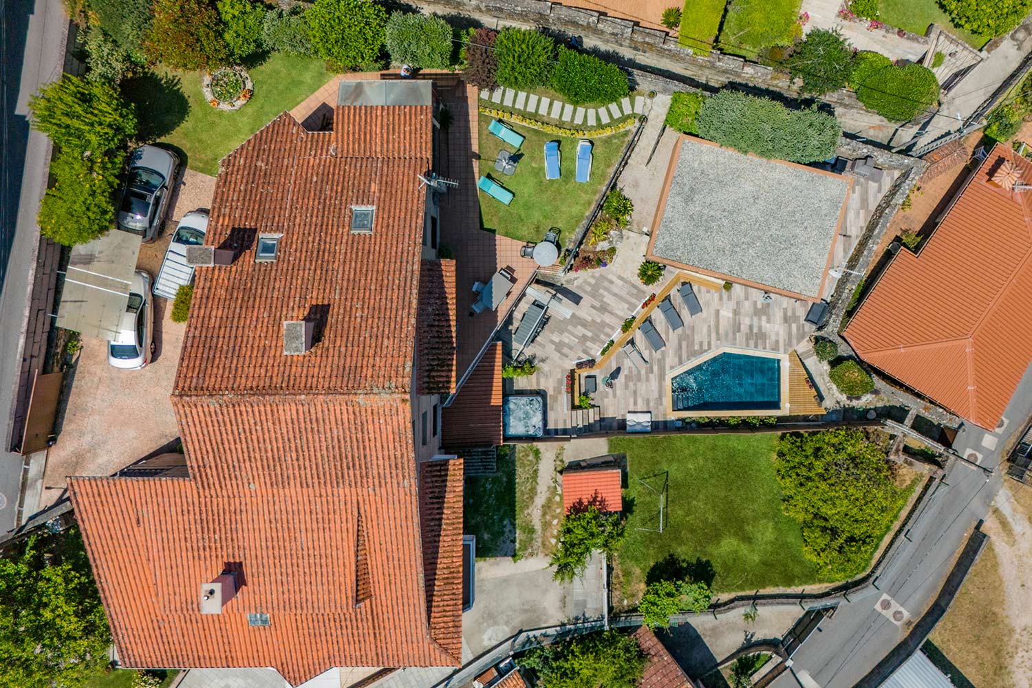 vista-aerea-casa-con-piscina-en-alquiler-en-baiona