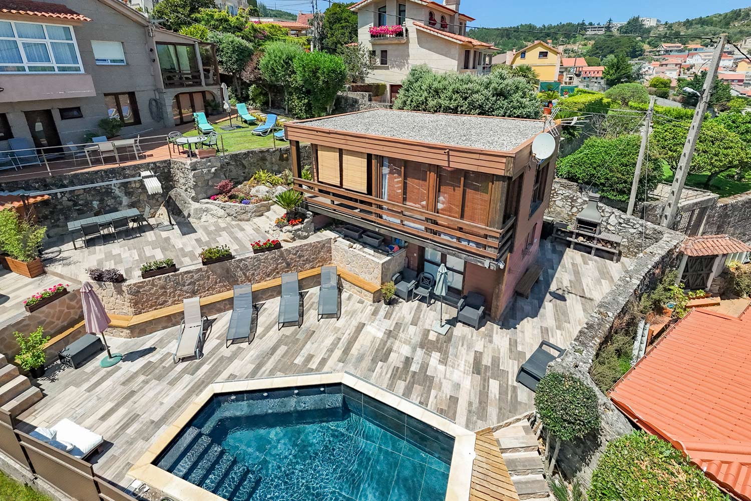 vista-aerea-piscina-y-alojamiento-turistico-en-baiona